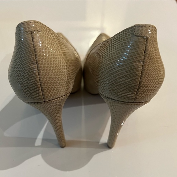 NWOT BCBG cream snake skin heels size 8.5 - Picture 4 of 4